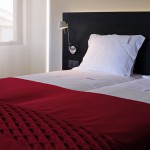Cama de casal com manta de burel. Casa D L Cura, Genísio, Miranda do Douro, Portugal.
