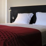 Cama de casal com manta de burel. Casa D L Cura, Genísio, Miranda do Douro, Portugal.