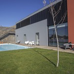 Jardim e piscina. Casa D L Cura, Genísio, Miranda do Douro, Portugal.