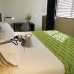 Cama de casal com manta de burel; suite. Casa D L Cura, Genísio, Miranda do Douro, Portugal.