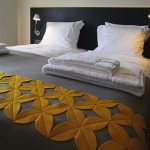 Cama de casal com manta de burel. Casa D L Cura, Genísio, Miranda do Douro, Portugal.