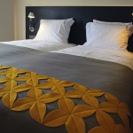 Cama de casal com manta de burel. Casa D L Cura, Genísio, Miranda do Douro, Portugal.