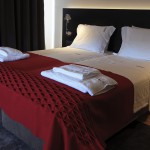 Cama de casal com manta de burel. Casa D L Cura, Genísio, Miranda do Douro, Portugal.